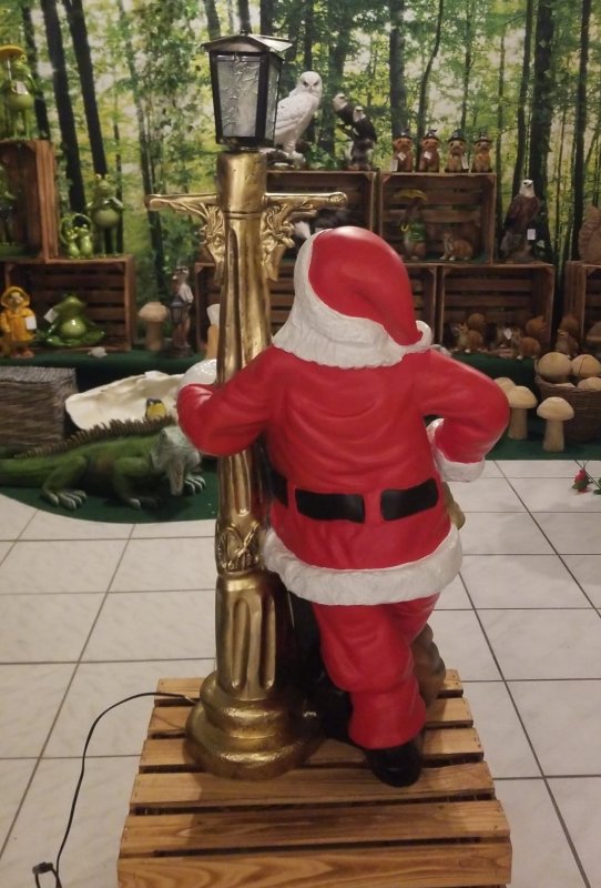 Preview: Weihnachtsmann mit Buch und Sack stehend an Laterne *SELBSTABHOLUNG*